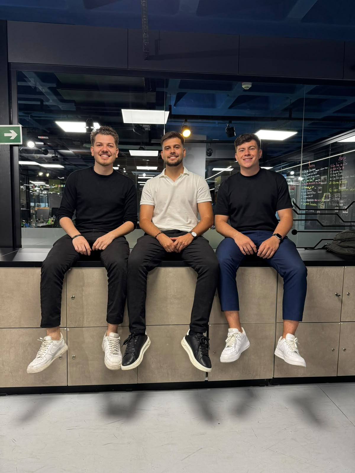 Os três integrantes da equipe Sync Company reunidos no escritório